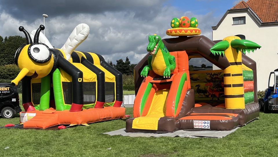 foto van 2 springkastelen